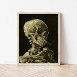 Poster Squelette avec une cigarette brûlante | Van Gogh<br><div class="desc">Crâne d'un squelette avec gravure de cigare (1886) par l'artiste post-impressionniste néerlandais Vincent Van Gogh. La peinture originale est une huile sur toile, probablement de la courte période de cours de dessin de Van Gogh à l'Académie d'Art d'Anvers. La cigarette allumée était probablement une blague, peut-être un commentaire sur la...</div>
