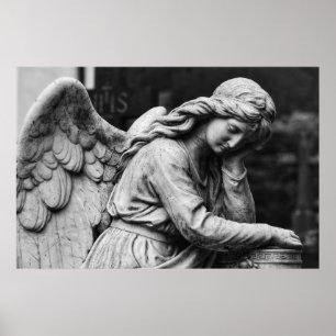 Poster Statue d'ange noir et blanc dans un cimetière Póst