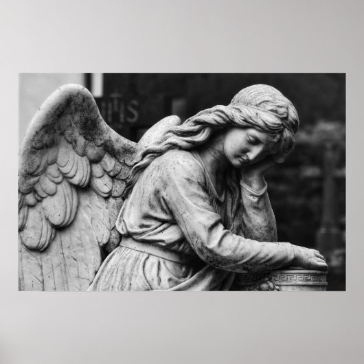 Poster Statue d'ange noir et blanc dans un cimetière Póst (Devant)