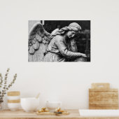 Poster Statue d'ange noir et blanc dans un cimetière Póst (Cuisine)