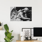 Poster Statue d'ange noir et blanc dans un cimetière Póst (Bureau à domicile)