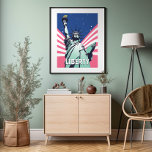 Poster Statue de la Liberté New York Pop Art<br><div class="desc">Faites preuve d'esprit de liberté et de patriotisme avec notre affiche vibrante de la Liberté, ornée du drapeau américain et d'étoiles, qui orne la Statue de la Liberté. Dans le style rose foncé et bleu, cette oeuvre capture l'essence de la liberté et de l'individualité. Avec son esthétique pop art animée,...</div>