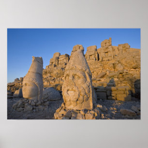 Poster Statues de têtes colossales des dieux gardant