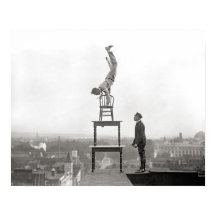 Stuntman exécute Balancing Act, 1917. Vintage