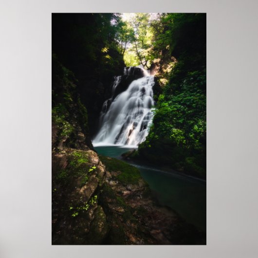 Poster Superbe cascade Šum dans la forêt magique (Devant)