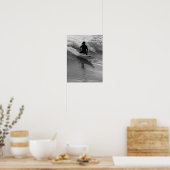 Poster Surfer En Niveaux De Gris Des Vagues (Cuisine)