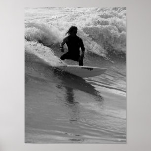 Poster Surfer En Niveaux De Gris Des Vagues