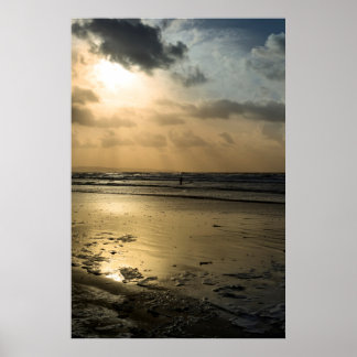 Poster surfer seul sur les vagues d'hiver