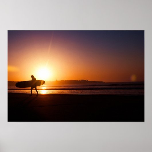 Poster Surfer sur la plage au coucher du soleil (Devant)