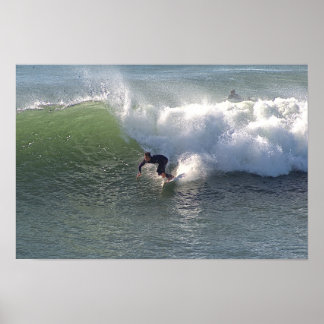 Poster Surfeur faisant la course sur la vague - Huntingto