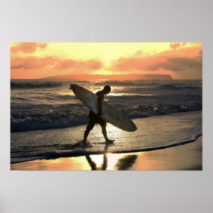 Poster Surfeur hawaïen rentrant chez lui
