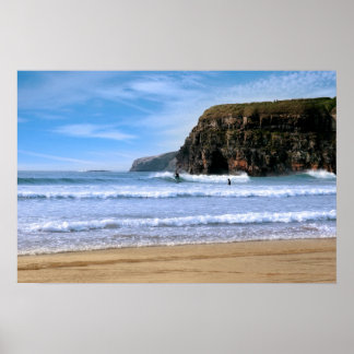 Poster surfeurs surfeurs près des falaises de Ballybunion