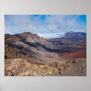 Poster surplombant le cratère de haleakala de la jante