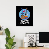 Poster Sweep Hearts Funny Sweet Hearts Broom Pun Dark BG (Bureau à domicile)