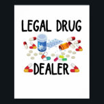 Poster T-shirt revendeur de drogue juridique<br><div class="desc">Avez-vous un petit ami ou une petite amie pharmacienne ? Voulez-vous lui offrir un cadeau amusant ? Si c'est le cas, cette grande conception de "Légal Drogue Concessionnaire Pharmacie" est pour vous. Drôle cadeau en pharmacie pour pharmacien ou technicien en pharmacie. Parfait pour les techniciens en pharmacie ou le personnel...</div>