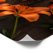 Poster Tasse de café entourée de fleurs orange vibrantes (Coin)
