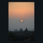 Poster Temples antiques au coucher du soleil - Bagan, Mya<br><div class="desc">Cette photo capture la beauté mystique de Bagan, au Myanmar, alors que le soleil se couche sur son paysage de temples antiques. Des teintes douces orange et roses peignent le ciel, tandis que les pagodes emblématiques se dressent en silhouette contre le doux crépuscule. Parfait pour les amateurs de voyages et...</div>