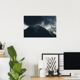 Poster Ténèbres et nuages orageux sur les montagnes