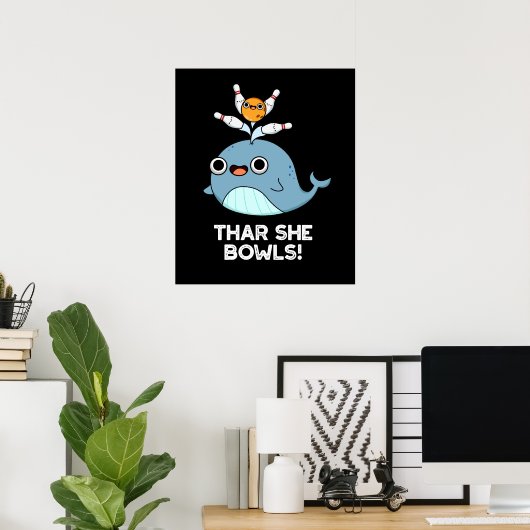 Poster Thar She Bowles Funny Whale Bowling Pun Dark BG (Bureau à domicile)