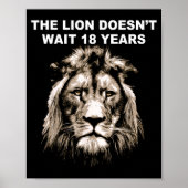 Poster The Lion Doesn't Wait 18 Years Funny  (Devant)
