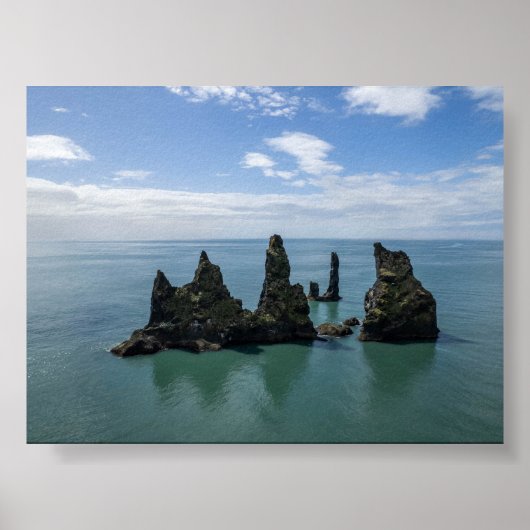 Poster The Reynisdrangar rock formations in Iceland (Devant)