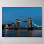 Poster The tower bridge at blue hour (Devant)