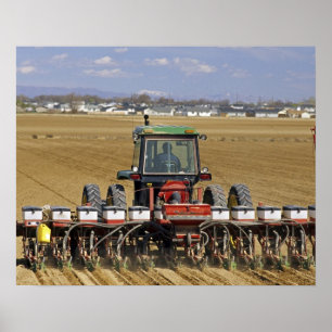 Poster Tracteur tirant un semoir de maïs semence.