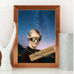 Poster Trailblazer vintage femme Night Sky Pop Art<br><div class="desc">L'affiche de collage Kitschy donne un clin d'oeil à toutes les femmes pionnières d'antan et présente teinté découpe photo des années 1930 de femme avec des lunettes steampunk ajoutées,  une chaîne de perles,  ruban lavi avec le texte "semi-blazer" sur le ciel étoilé arrière - plan</div>