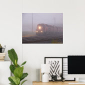 Poster Train de marchandises circulant dans le brouillard (Bureau à domicile)