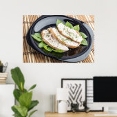 Poster Tranches de viande de poulet cuites sur une plaque (Bureau à domicile)