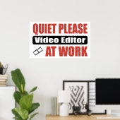 Poster Tranquille S'Il Vous Plaît Éditeur Vidéo Au Travai (Bureau à domicile)