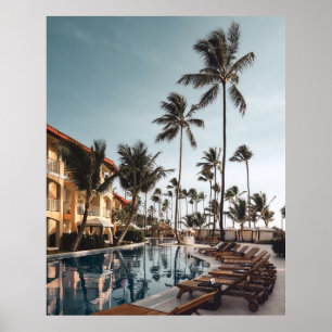 Poster Transats Brown en bois près de la piscine entourés