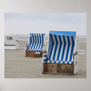 Poster transats vides sur la plage