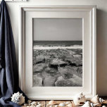 Poster Travel Coral Cove Florida Beach Photographie<br><div class="desc">Présentez une affiche photographique captivante qui apporte la beauté tranquille de Blowks Preserve à Coral Cove Beach à Jupiter, Floride, dans votre maison. Cette photo de voyage exquise de Victoria Grigaliunas présente les détails complexes du littoral en noir et blanc, saisissant l'élégance naturelle de l'océan. Parfait pour rehausser l'ambiance artistique...</div>