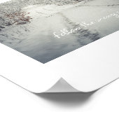 Poster Traverser une forêt d'hiver enneigée (Coin)