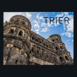 Poster Trier Porta Nigra Rhénanie Palatinat Allemagne<br><div class="desc">Trier Porta Nigra souvenir vintage pour les vacanciers de Moselle Rhénanie Palatinat. La ville de Trier en Allemagne est une région viticole bien connue et la Porta Nigra est à voir. Trier est la plus ancienne ville d'Allemagne qui peut être reconnue par la Porta Nigra. Porta Nigra Trier souvenir ou...</div>