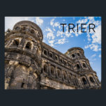 Poster Trier Porta Nigra Rhénanie Palatinat Allemagne<br><div class="desc">Trier Porta Nigra souvenir vintage pour les vacanciers de Moselle Rhénanie Palatinat. La ville de Trier en Allemagne est une région viticole bien connue et la Porta Nigra est à voir. Trier est la plus ancienne ville d'Allemagne qui peut être reconnue par la Porta Nigra. Porta Nigra Trier souvenir ou...</div>