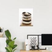 Poster Trois champignons plats en tas sur une planche en  (Bureau à domicile)