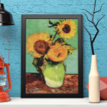 Poster Trois tournesols dans un vase par Vincent van Gogh<br><div class="desc">Trois Tournesols dans un Vase de Vincent van Gogh est un post impressionnisme d'art vintage de peinture florale à vie. Un bouquet avec trois beaux tournesols fleuris dans un vase. Fleurs fraîches d'été coupées du jardin. À propos de l'artiste : Vincent Willem van Gogh (1853-1890) fut l'un des peintres Post...</div>