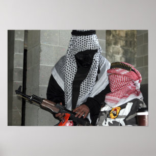 Poster Un agresseur ennemi qui joue un rôle arme un idiot