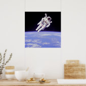 Poster Un astronaute dans l'espace avec l'unité de manute (Cuisine)