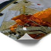 Poster Un astronaute flottant au-dessus de Shuttle Discov (Coin)