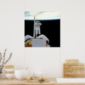 Poster Un astronaute flottant au-dessus de Shuttle Discov (Cuisine)