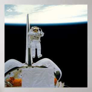 Poster Un astronaute flottant au-dessus de Shuttle Discov