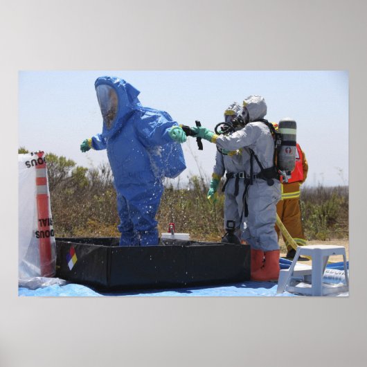 Poster Un aviateur se tient dans une baignoire (Devant)