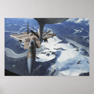Poster Un avion F-15C Eagle se trouve derrière un KC-135R