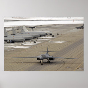 Poster Un B-1B Lancer arrive à la base aérienne d'Eielson