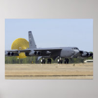 Un B-52 Stratofortress déploie son parachute de tr