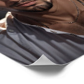 Poster Un bel homme arabe sur un arrière - plan sombre. (Coin)