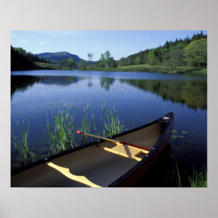 Poster Un canoë repose sur la rive de Little Long Pond